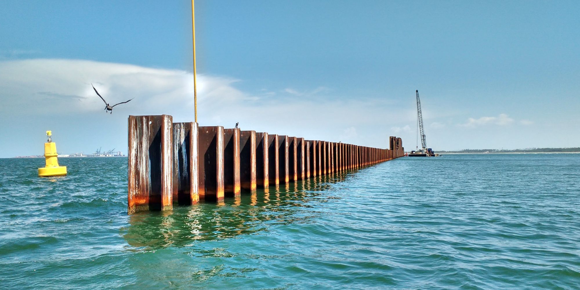 Muro combinado de tablestaca de acero, en el mar
